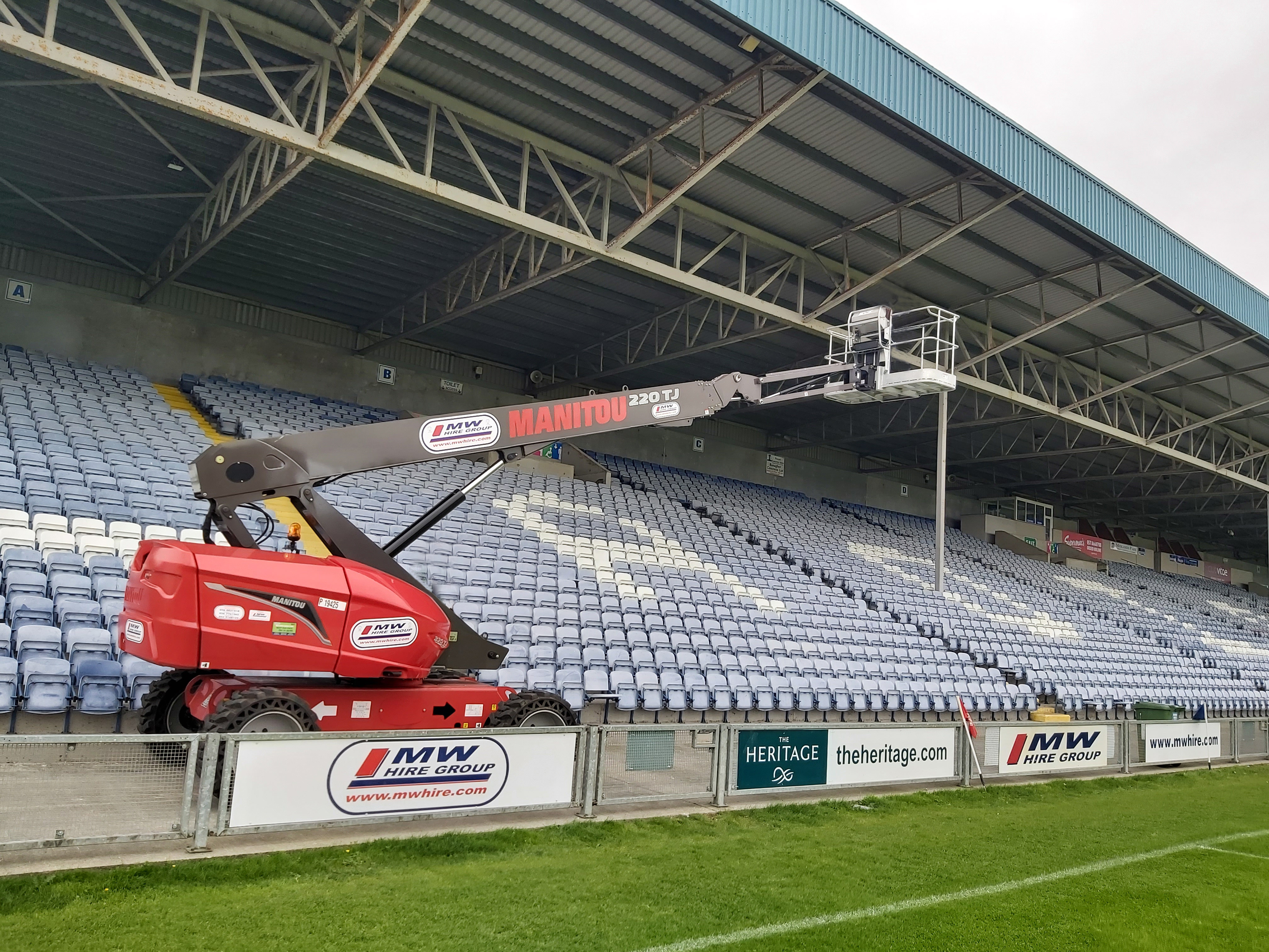 New Manitou 22m Working in MW O Moore Park